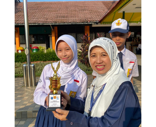 Foto Wakil Sapras dengan siswa berprestasi