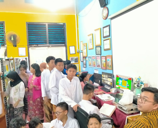 Siswa Membaca ditempat
