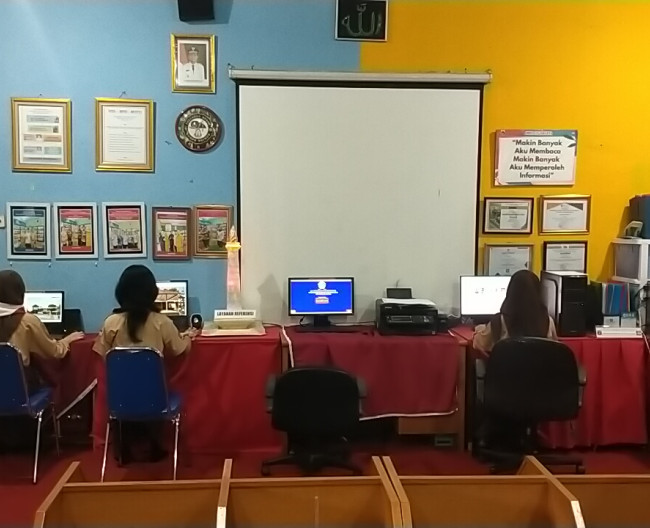 Kegiatan Siswa Menelusuri tugas di internet