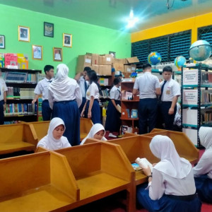 Semangat Membaca di Perpustakaan Saung Baca Pintar