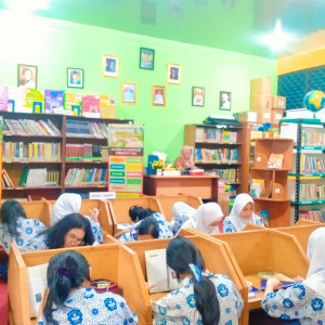 Siswa Pertama Membaca di Tempat Semester Ganjil 2026 di Perpustakaan Saung Baca Pintar