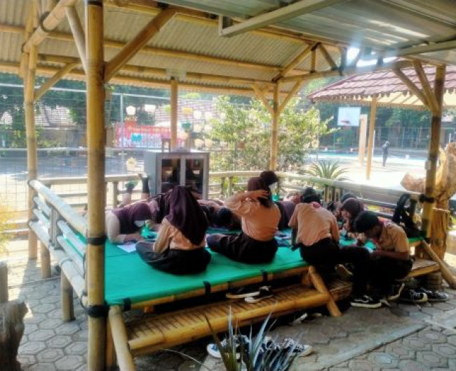 Kegiatan Literasi di Saung baca pintar