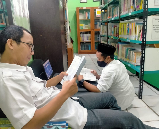 Kegiatan Pegawai TU Membaca