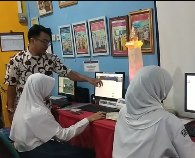 Kegiatan bimbingan siswa mengisi buku tamu