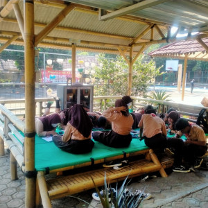 Literasi di saung baca pintar