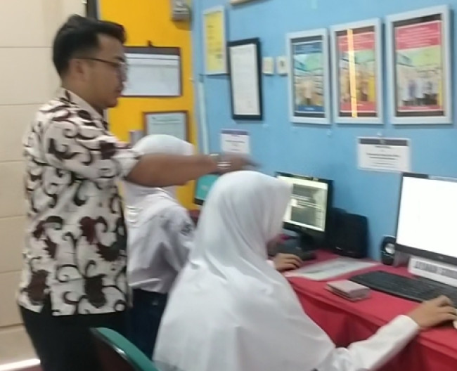 Kegiatan Bimbingan siswa Mencari referensi di internet