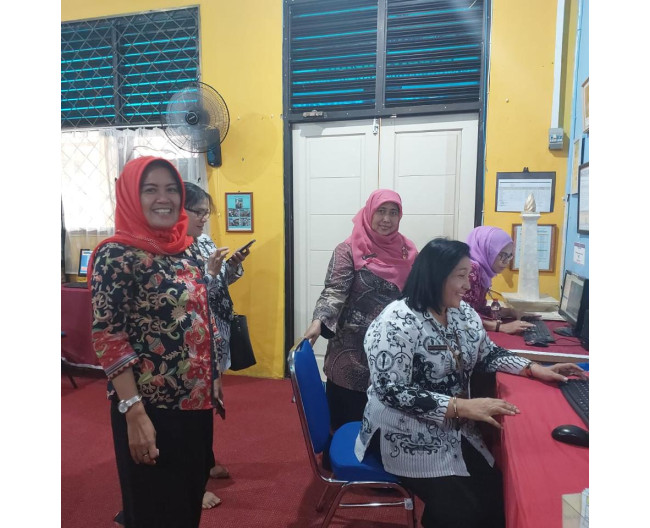 Kegiatan kunjungan kepala sekolah dan guru SMPN 272 Jakarta sedang melakukan pengisian buku tamu di 