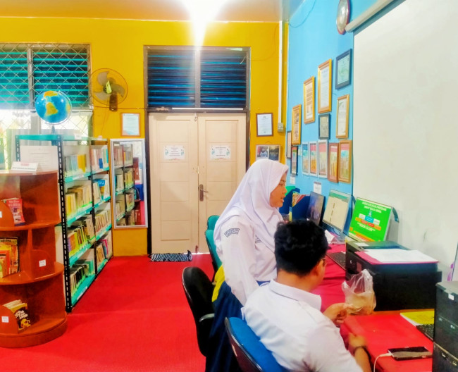 Kegiatan siswa mengembalikan buku
