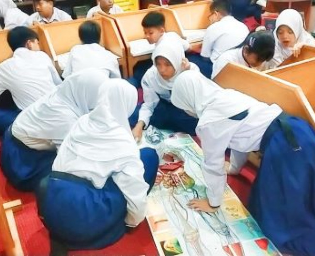 Kegiatan siswa Diskusi di perpustakaan 