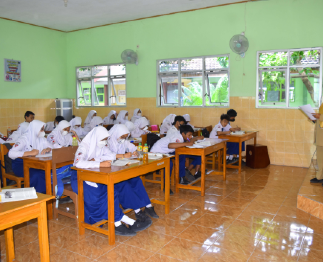 Belajar di kelas
