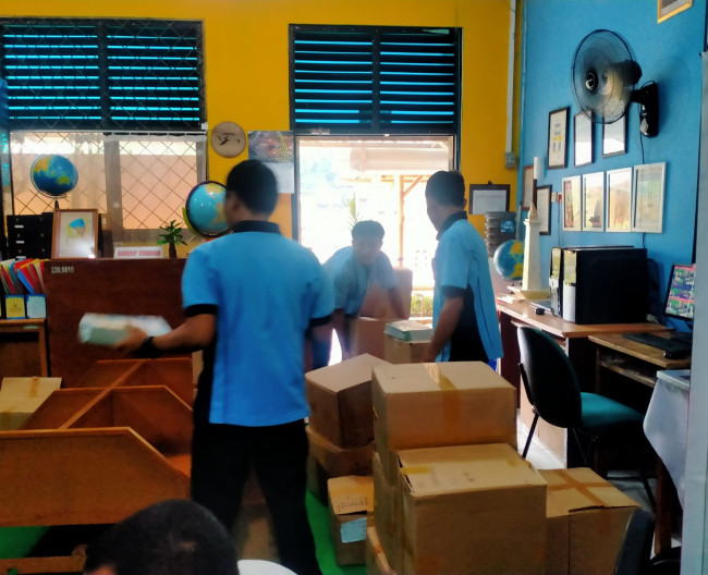 Kegiatan bersih bersih diperpustakaan