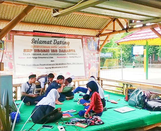 Literasi di Perpustakaan Saung Baca Pintar SMPN 128 Jakarta