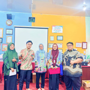 Kunjungan Ibu Nia Ramadhanita,AMd, Pegawai Puskesmas Halim Perdana Kusuma di Perpustakaan Saung Baca Pintar