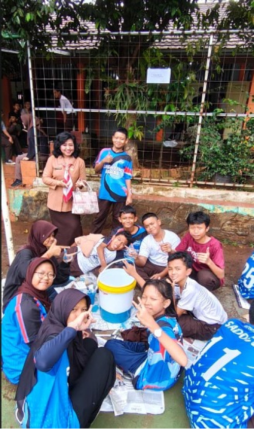 Daur ulang ember cat menjadi tempat sampah