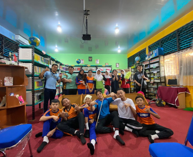 Kegiatan Bersih-bersih di perpustakaan