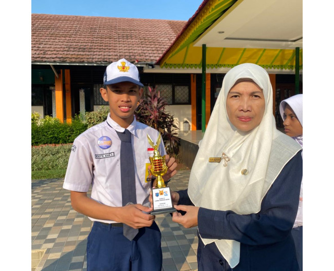 Foto Wakil Kurikulum Dengan Siswa berprestasi