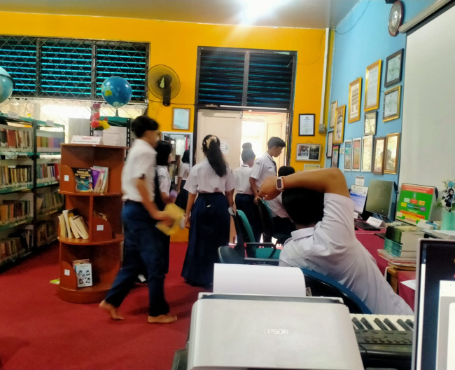Siswa mengisi buku tamu