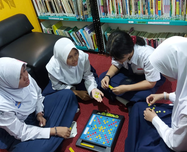 Kegiatan siswa mengunakan alat peraga di perpustakaan