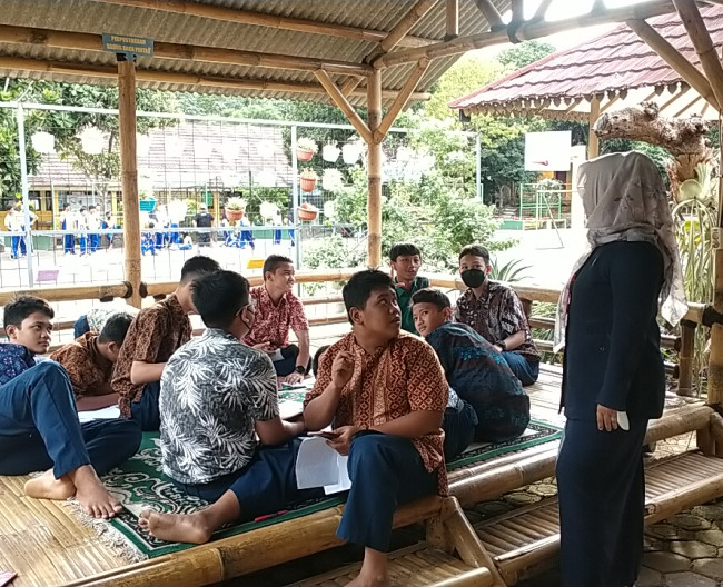 Kegiatan Literasi Di Saung Baca Pintar