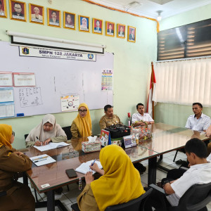 Rapat Awal Tahun Pegawai Tata Usaha SMPN 128 Jakarta: Memperkuat Koordinasi dan Profesionalisme dalam Pelayanan Administrasi
