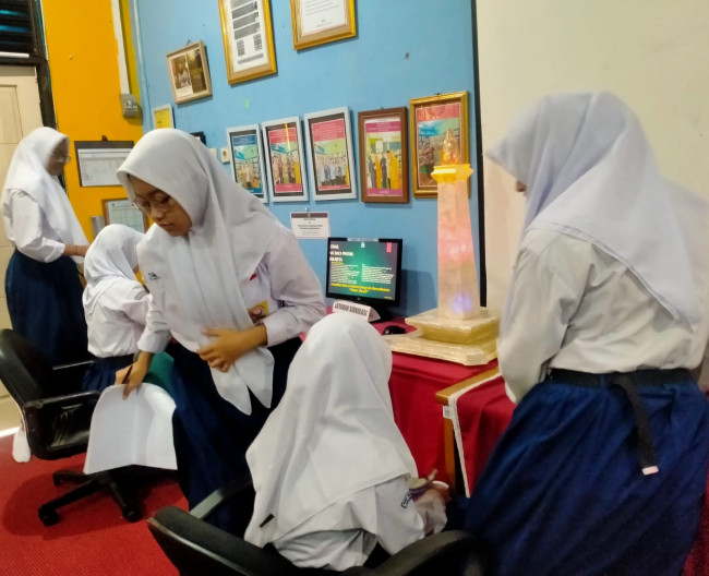 Kegiatan siswa mencari tugas di internet