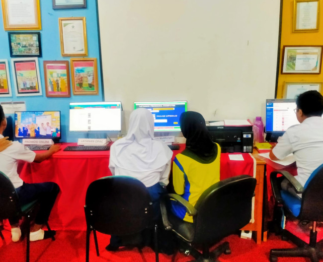 Siswa menggunakan Layanan OPAC