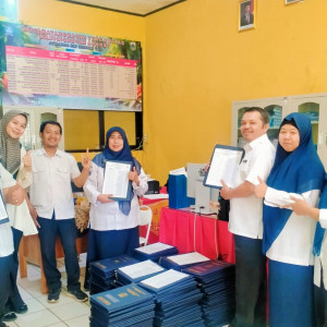 Dedikasi dan Profesionalisme Pegawai Tata Usaha SMPN 128 dalam Pencetakan Rapor Semester Ganjil Tahun Pelajaran 2025-2026